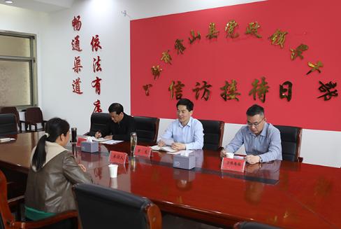 羅文接待來訪群眾